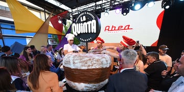 Así fue el corte del alfajor de 400 kilos en La Falda, Córdoba.