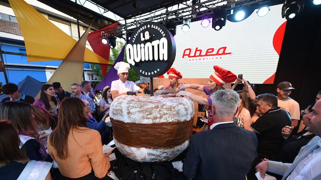 Así fue el corte del alfajor de 400 kilos en La Falda, Córdoba.