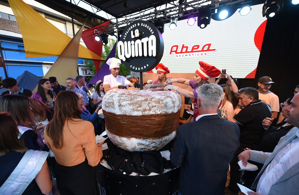 Tentador: así fue el corte del alfajor de 400 kilos en la fiesta más dulce de Córdoba