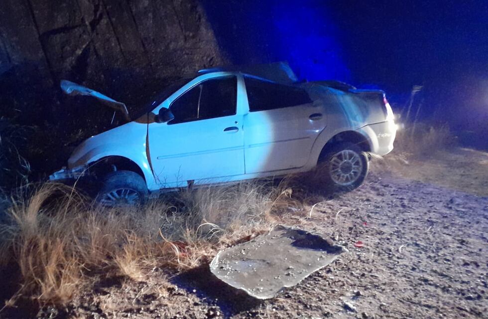 Accidente en Icho Cruz: un auto en el que viajaban 4 jovenes volcó en la ruta