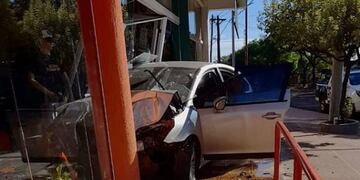 Un vehículo chocó e ingresó dentro de un local comercial en pleno centro de San Vicente.