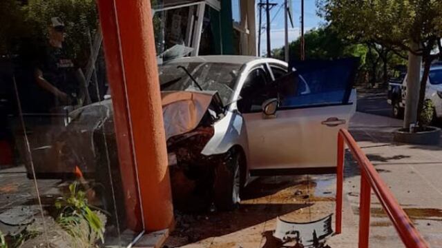 Un vehículo chocó e ingresó dentro de un local comercial en pleno centro de San Vicente.