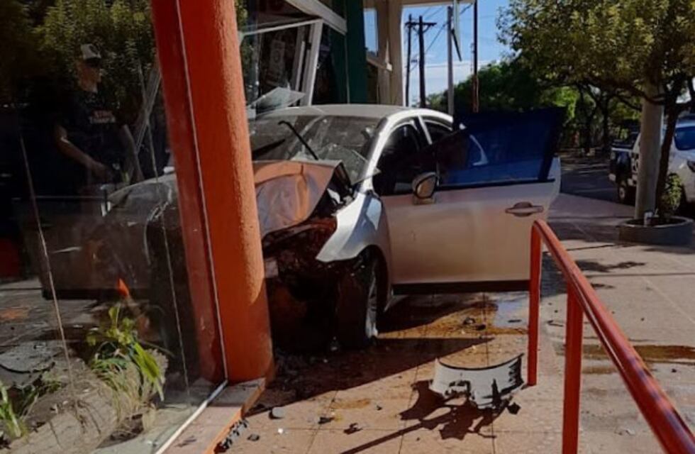 Un vehículo chocó e ingresó dentro de un local comercial en pleno centro de San Vicente