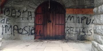 Grupos mapuches supuestamente vandalizaron e intentaron incendiar una parroquia en Villa La Angostura.