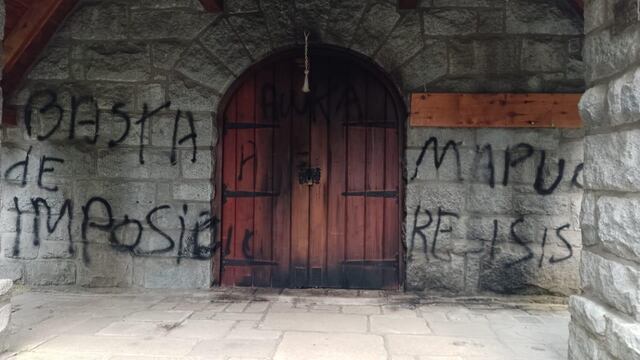 Grupos mapuches supuestamente vandalizaron e intentaron incendiar una parroquia en Villa La Angostura.