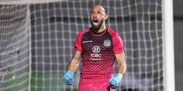 Después de los penales atajados en Copa Argentina, vuelve a ser titular Marcos Díaz.