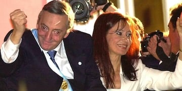 El comienzo. El 25 de mayo de 2003, Néstor Kirchner asumía como presidente. Cuatro años después, lo sucedería su esposa, Cristina Fernández (La Voz/Archivo).