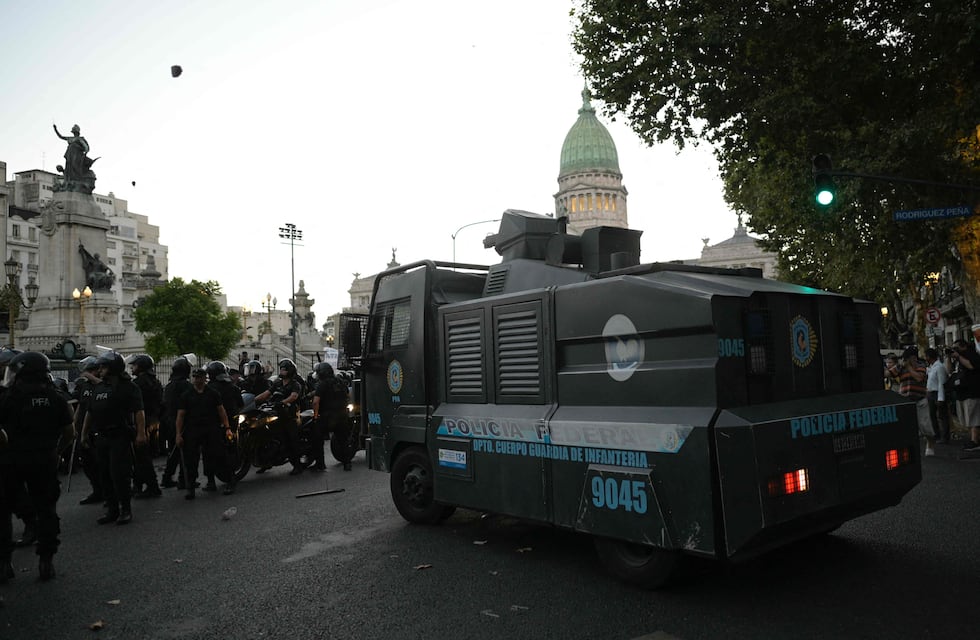 Incidentes alrededor del Congreso tras la aprobación de la “ley ómnibus”: qué dijo Patricia Bullrich