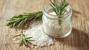 Para qué sirve mezclar romero con sal gruesa en un frasco: por qué lo recomiendan y qué beneficios trae