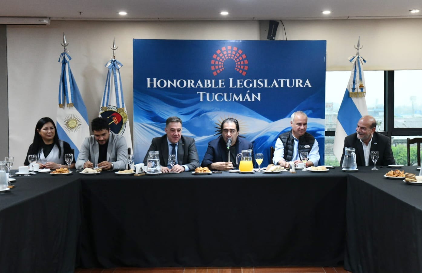 El vicegobernador en ejercicio, Sergio Mansilla, encabezó la ceremonia junto a legisladores y familiares.