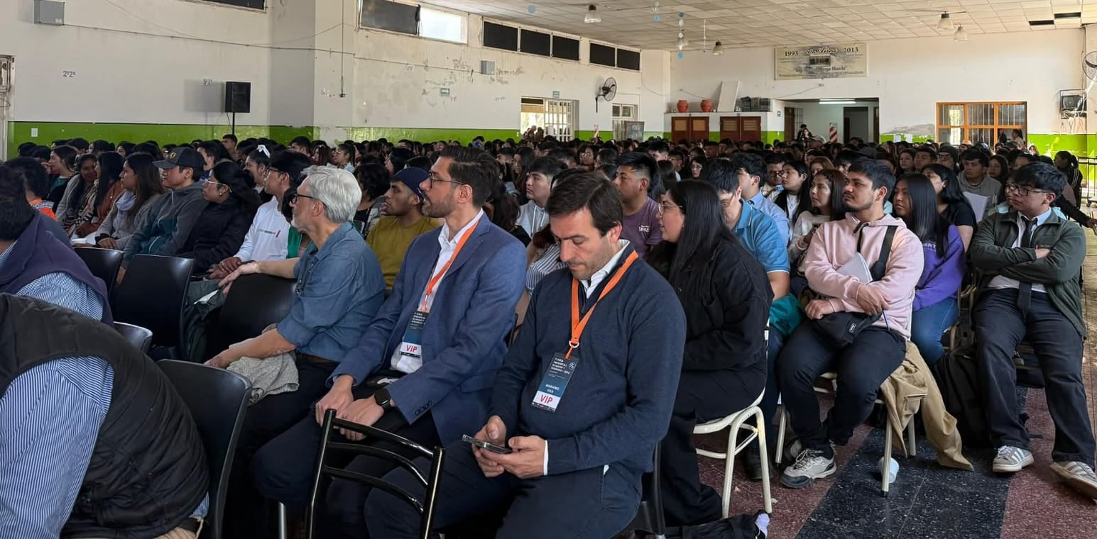 La imagen muestra la numerosa asistencia de profesionales y estudiantes que arribaron a Perico desde toda la provincia para la primera Feria de Higiene y Seguridad de Jujuy.