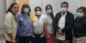 Medina Ruiz junto a personal del Hospital San Pablo.