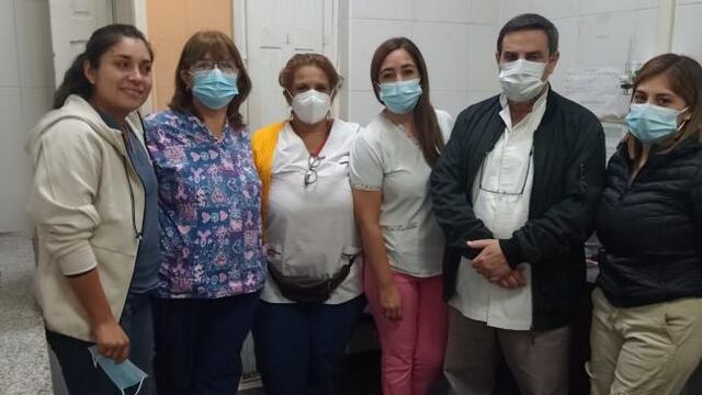 Medina Ruiz junto a personal del Hospital San Pablo.