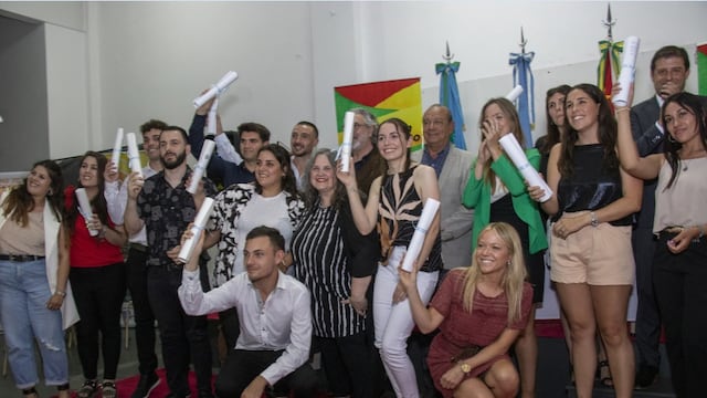 Acto de Colación de Grado y Entrega de Diplomas en el Centro Regional de Estudios Superiores de Tres Arroyos