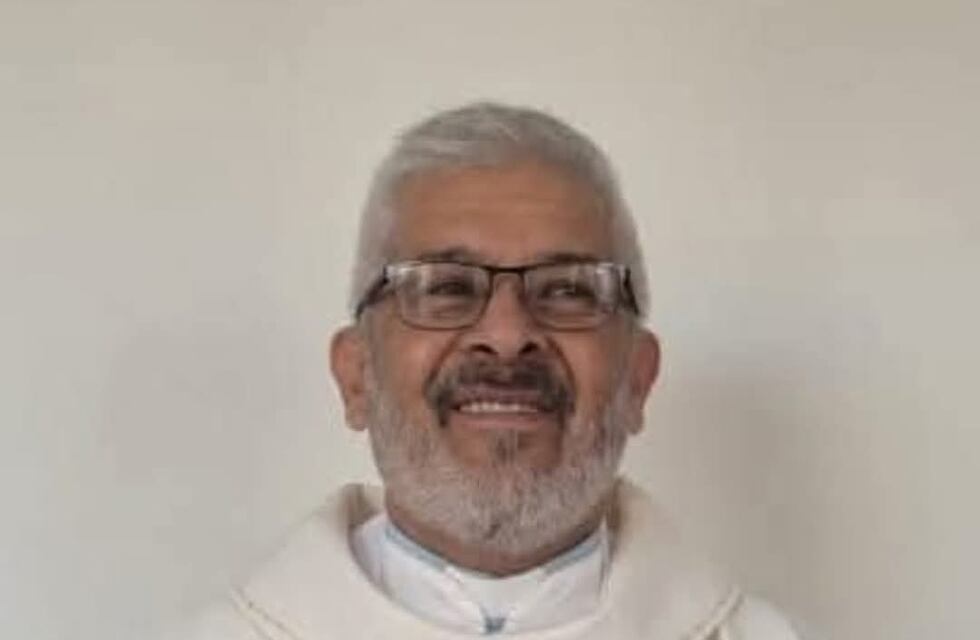 Villa Dolores: murió el cura párroco al descompensarse en su auto y chocar con un kiosco