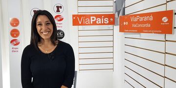 Paola Netto en los estudios de Vía Paraná