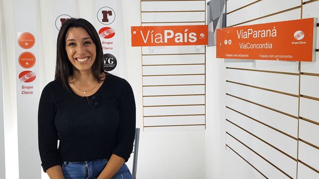 Paola Netto en los estudios de Vía Paraná