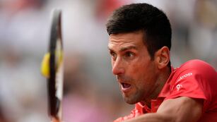 Novak Djokovic devuelve ante Casper Ruud durante la final del Abierto de Francia, el domingo 11 de junio de 2023, en París. (AP Foto/Thibault Camus)
