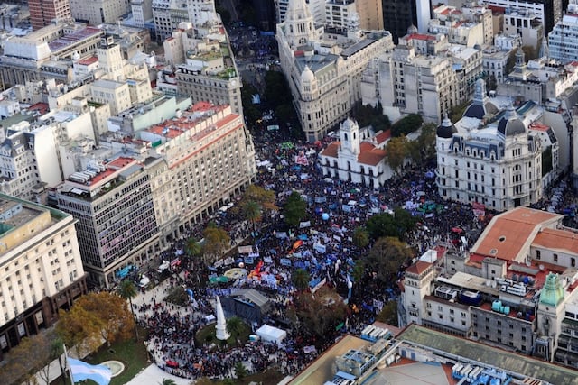 La CGT convocó a un paro general contra la reforma laboral de Javier Milei: cuándo será y qué servicios estarán afectados.