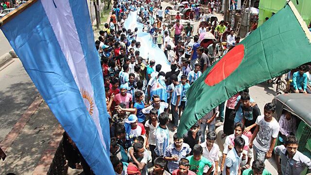 La locura de los hinchas de Bangladesh por la victoria de la Selección Argentina.