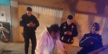 Detuvieron a un hombre con una actitud sospechosa