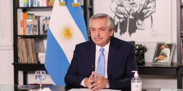 Desde la quinta presidencial de Olivos, en un mensaje de 18 minutos, Alberto Fernández dio a conocer las medidas que afectarán al Amba. Pidió colaboración a gobernadores e intendentes. (Casa Rosada)