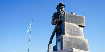 La municipalidad de La Heras reinauguró el monumento al Bombero Voluntario Argentino que está en la rotonda de Regalado Olguín de El Challao. Gentileza MLH