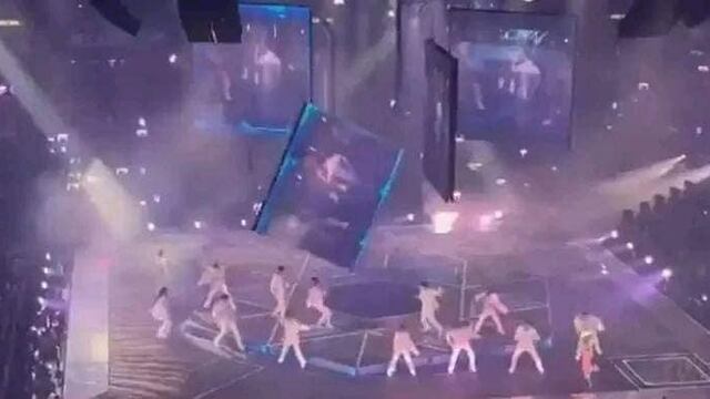 El momento exacto en que está cayendo la pantalla gigante.