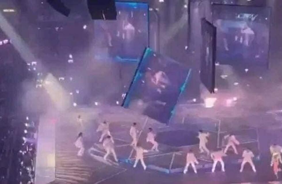 Imágenes impactantes del momento en que una pantalla gigante se cae sobre artistas en un escenario en Hong Kong