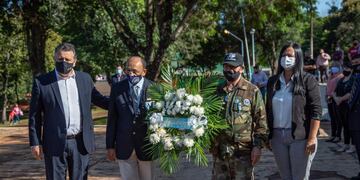 Para finalizar el acto realizaron una ofrenda floral en el mástil.