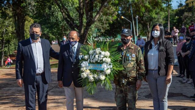 Para finalizar el acto realizaron una ofrenda floral en el mástil.