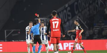 Suárez ve la tarjeta roja en Talleres-River. (Facundo Luque / La Voz).