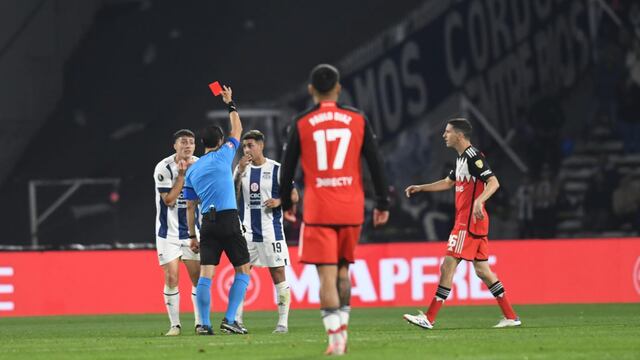 Suárez ve la tarjeta roja en Talleres-River. (Facundo Luque / La Voz).