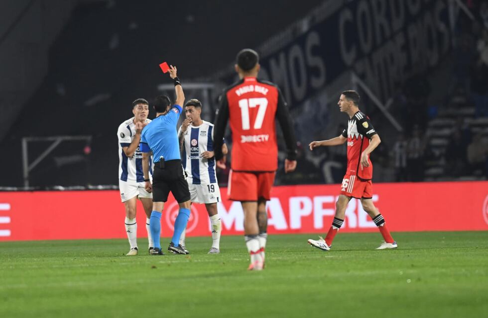 ¿Era para roja?: la polémica jugada que dejó a Talleres con 10 y con un jugador dolido en River