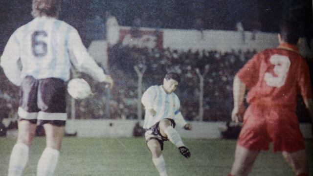 Diego Maradona jugando contra Marruecos en Salta.
