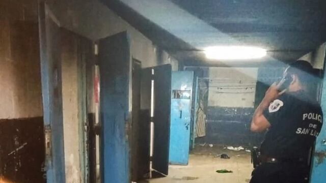 Comisaría destrozada por el incendio