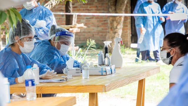 El Ministerio de Salud realiza operativos sanitarios para rastrear pacientes con COVID-19. (@minsaludsantafe)