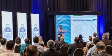 En su presentación, el ministro presentó una serie de “falsas dicotomías” que limitan el crecimiento económico de la provincia.