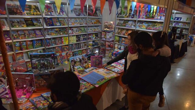 La Feria del libro infantil en el Centro Cultural Córdoba con stands y obras de teatro y títeres (Facundo Luque / La Voz)