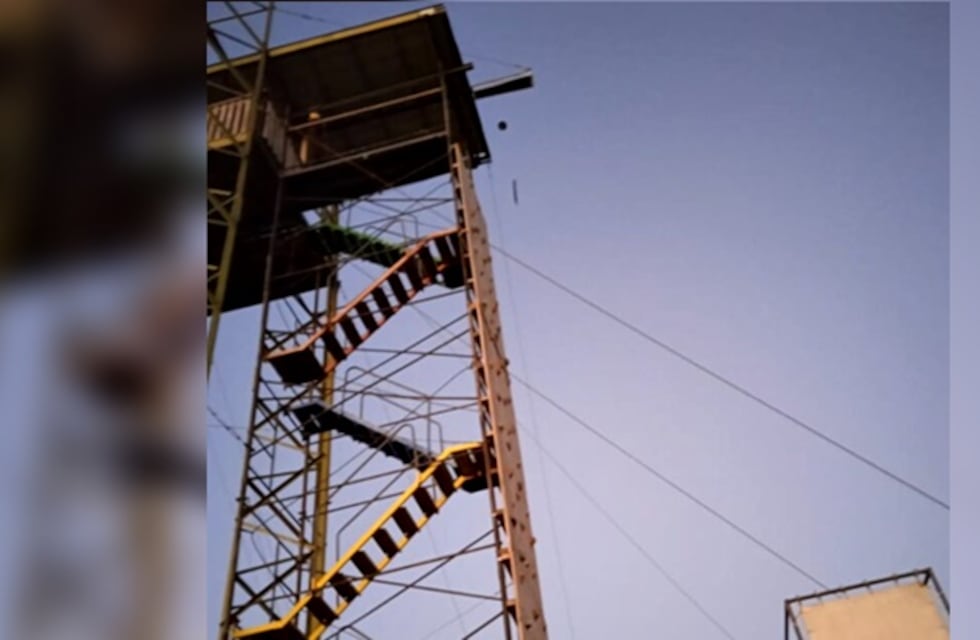 Un hombre cayó desde un juego y se encuentra en grave estado