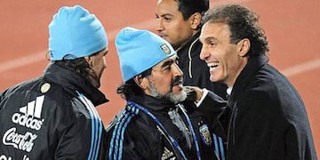 Maradona junto a Ruggeri en Sudáfrica 2010 (Prensa)