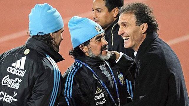 Maradona junto a Ruggeri en Sudáfrica 2010 (Prensa)