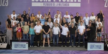 Referentes del cristinismo encabezaron el plenario de la militancia bajo el lema "luche y vuelve"