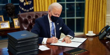 Biden firma sus primeros decretos en el Despacho Oval (Foto:EFE/EPA/Doug Mills / POOL)