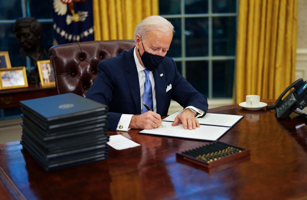 Las nuevas medidas de Biden: mascarilla obligatoria y cuarentena para quienes ingresen al país