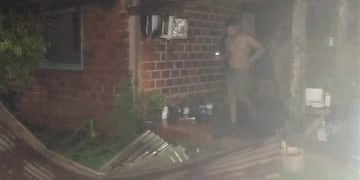 Voraz incendio en un vivienda de Puerto Iguazú dejó a una joven familia sin nada.