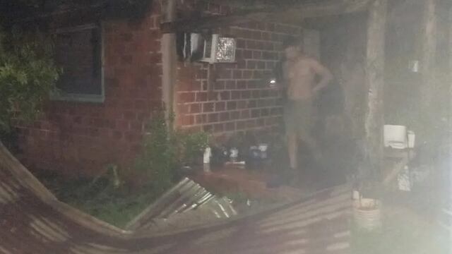 Voraz incendio en un vivienda de Puerto Iguazú dejó a una joven familia sin nada.