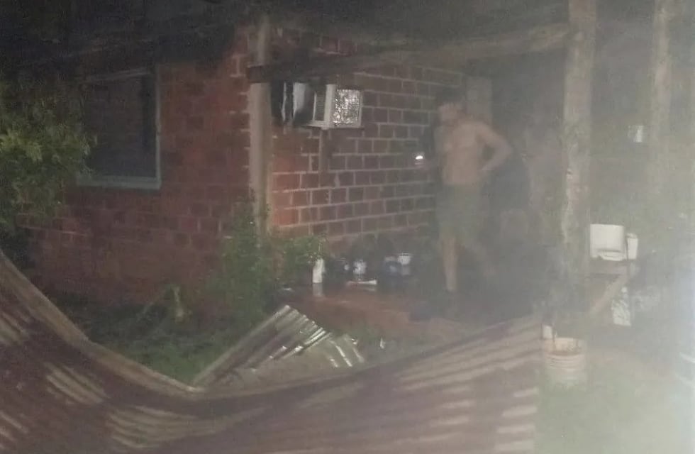 Voraz incendio en un vivienda de Puerto Iguazú dejó a una joven familia sin nada