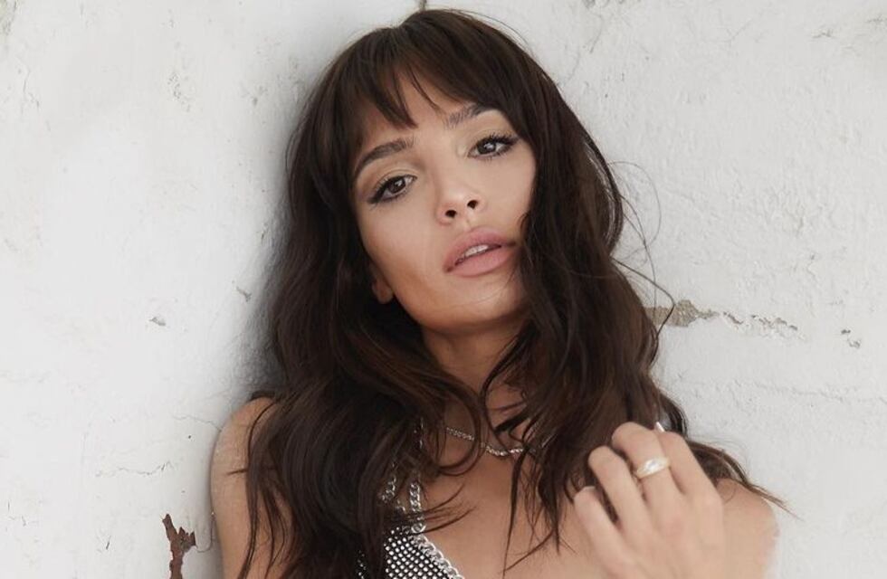 Desde Medellín, Brenda Asnicar hizo vibrar las redes al posar con un crop top negro con aberturas: “Te extrañé mucho”