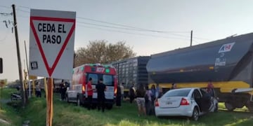Un tren arrolló un auto en San Lorenzo